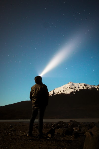 站在山前看天光的人